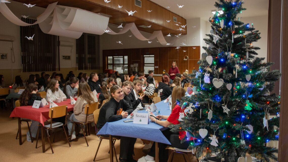 VIANOČNÝ VEČIEROK V ŠKOLSKOM INTERNÁTE/KARÁCSONYI  EST A KOLLÉGIUMBAN